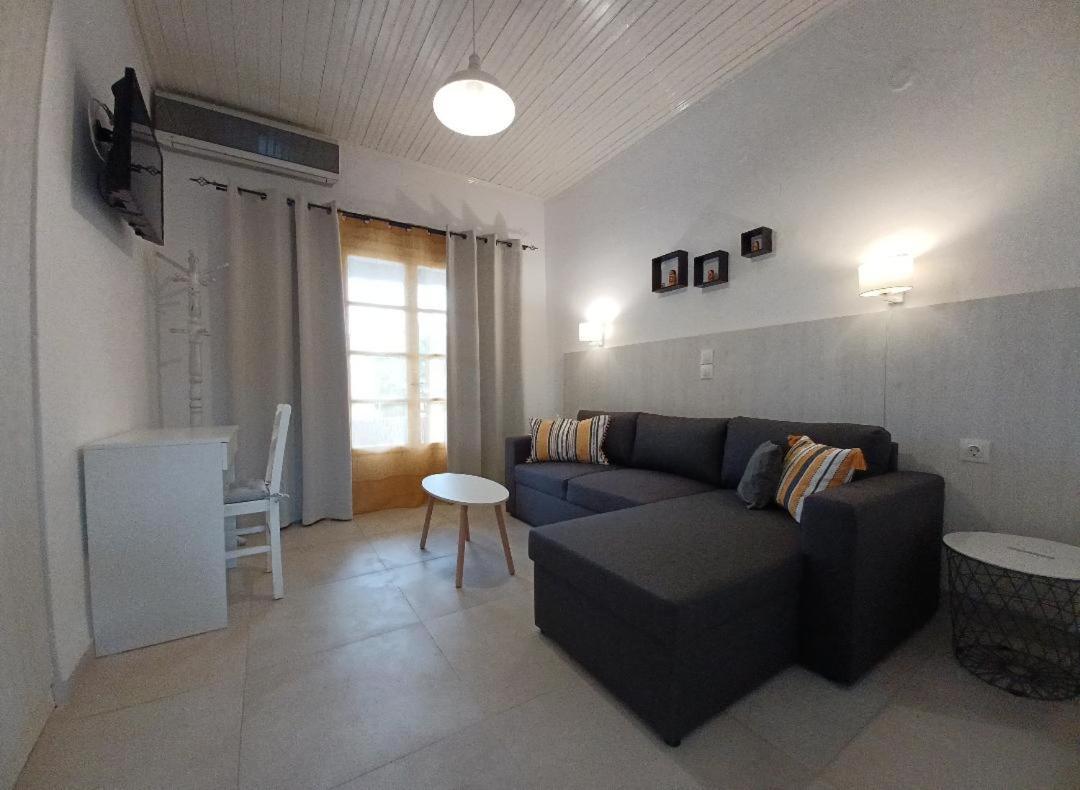 Babis Apartments & Studios Iremia Akharavi Extérieur photo